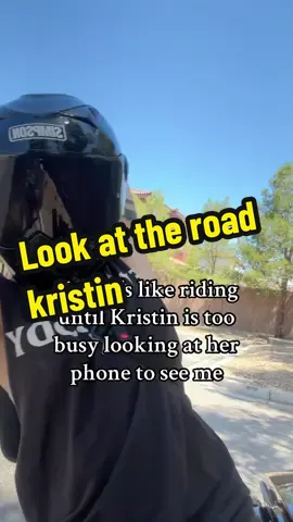 Bro like PAY ATTENTION LOOK AT THE ROAD IN FRONT OF YOU SMH 🤦🏻‍♀️ #harleydavidson #motorcycle #motorcycles #biker #bikers #bikersoftiktok 