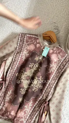 Udah pada checkout belommm?? Yang belum minca tunggu yaa 😆🫶🏻 #outfitkantor #outfitideas #outfitlebaran #fyp #blousemurah 