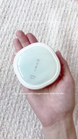 this tinted pressed powder from florasis actually controlled my sebum really well and gives an airbrushed look! #florasis #pressedpowder #spf50 #cbeauty 