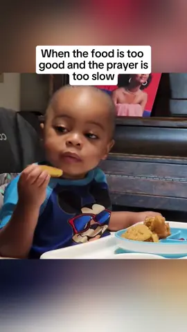 The prayer is too slow and kid can't wait to eat 😭 #funny #funnykids #pray #prayer #hilarious #trynottolaugh #fyp 