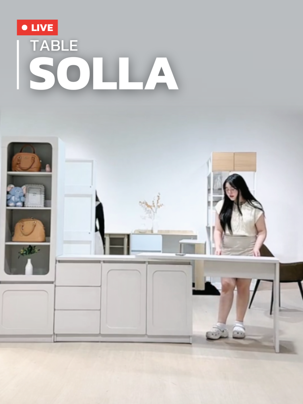 โต๊ะตัวเดียว แต่ปรับมุมได้ตามใจ✨SOLLA สีเทาอ่อน เรียบ คลีน พร้อมดีไซน์ขอบโค้งสวย จะมุมทำงาน หรือมุมพักผ่อน ก็เอาอยู่!!!! #เฟอร์นิเจอร์ #แต่งบ้าน #fypシ゚ #แต่งห้อง #โต๊ะทํางาน #โต๊ะเข้ามุม #fypシ #ตู้เก็บของ