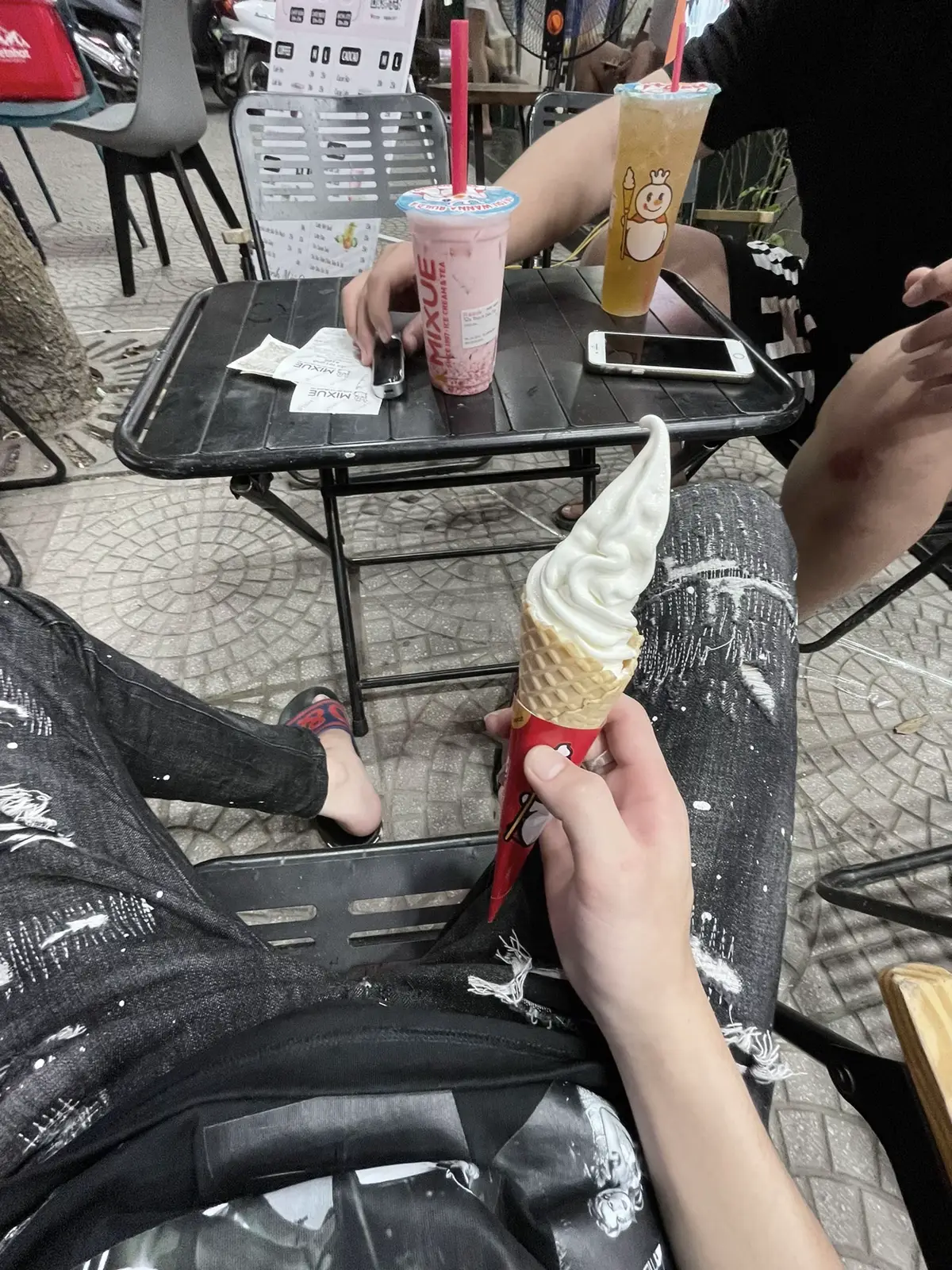 “Có những suy nghĩ trong ah cứ nghĩ hoài tại sao quên được em mặc dù còn thương nhưng chẳng thể tới chỉ bt đứng nhìn em nặng lẽ rời đi…