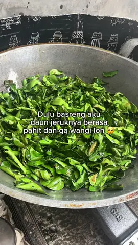 Dulu aku sering heran, kok cemilan orang lain wangi banget ya? Padahal pakai daun jeruk juga. Ternyata masalahnya ada di cara olahnya! 😅 Sekarang aku punya trik sendiri supaya daun jeruk jadi lebih harum, renyah, dan yang paling penting—nggak pahit! ✨ Pilih daunnya ✨ Buang tulangnya ✨ Cuci bersih, jemur sampai layu aja ✨ Goreng sebentar ✨ Cooper, deh! Hasilnya? Wanginya naik, rasanya makin gurih. Pas banget buat campuran basreng! 🔥 Ada yang udah coba cara ini juga? Atau biasanya kalian langsung goreng aja? 😁 Komen di bawah yaaa 👇 #perintisbukanpewaris #perintis #pejuangrupiah #pejuangcuan #iburumahtangga #iburumahtanggasukses #iburumahtanggasukses #basreng #basrengdaunjeruk #daunjeruk@maobasreng