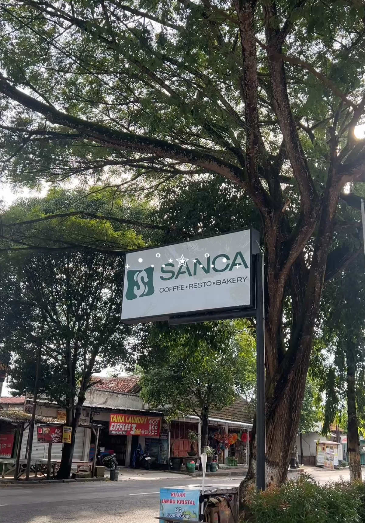 Sekali kali main ke Jatirogo ✨ Perjalanan yg lumayan jauh dari tuban kota, tapi begitu sampai semua terbayarkan dengan tempat yg nyaman, bersih, pelayanan ramah, pilihan menu lengkap, penyajian menu terhitung cepat dan soal rasa g ada yg gagal, semua enak dan harga masih terjangkau 👌🏻 #sanca #tuban #cafetuban #cafejatirogo #kulinertuban #sekitartuban #jatirogo #infotuban #rekomendasikulinertuban #kulinertuban #fyp 