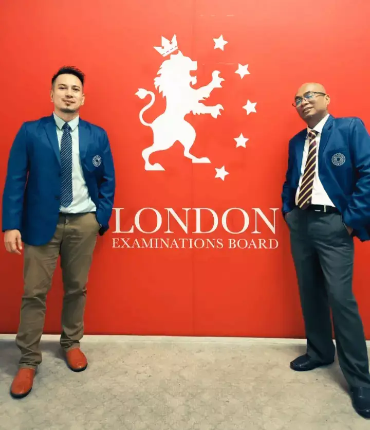 Saya di hubungi oleh Ramai bakal Penuntut University Dari university university yg Berbeza. walaupun saya bukan mewakili university university anda Dan bukan Dari Hal ehwal Pelajar di university anda.. cadangan saya , setelah dapat Surat tawaran pergilah berjumpa YB tempat anda,minta surat sokongan.. mungkin ada sedikit Bantuan ehsan Dari YB. kemudian ke Zakat, baitulmal,Yayasan negeri atau mana mana yg berkemungkinan anda akan dapat Bantuan Permulaan untuk tambang, penginapan,Wang saku Dan lain lain. setelah di university..blh mohon Pinjaman atau biasiswa yg bersesuaian mengikut kelayakkan anda. setiap university ada program CSR dgn Corporate, Biasiswa,Dan lain lain yg mungkin tidak di war warkan.. insyaallah  # Bersama saya Ialah Sahabat saya Dato Iskandar..kami Pernah 1 class,Mantan Rugby Player😊👌,lulusan US.,UK Dan UUM Insan Hebat memegang Jawatan penting di Pengajian Politeknik Msia. Umur 50an tapi Masih di intai beberapa Syarikat utk di tawarkan Pekerjaan  Bakal memegang Jawatan sebagai GM ,anak syarikat  sebuah University di Utara Malaysia.. tahniah Dato 😊👌👌 # apabila ada Pendidikan,tetap Bernilai walau di Penghujung Usia.. insyaallah..