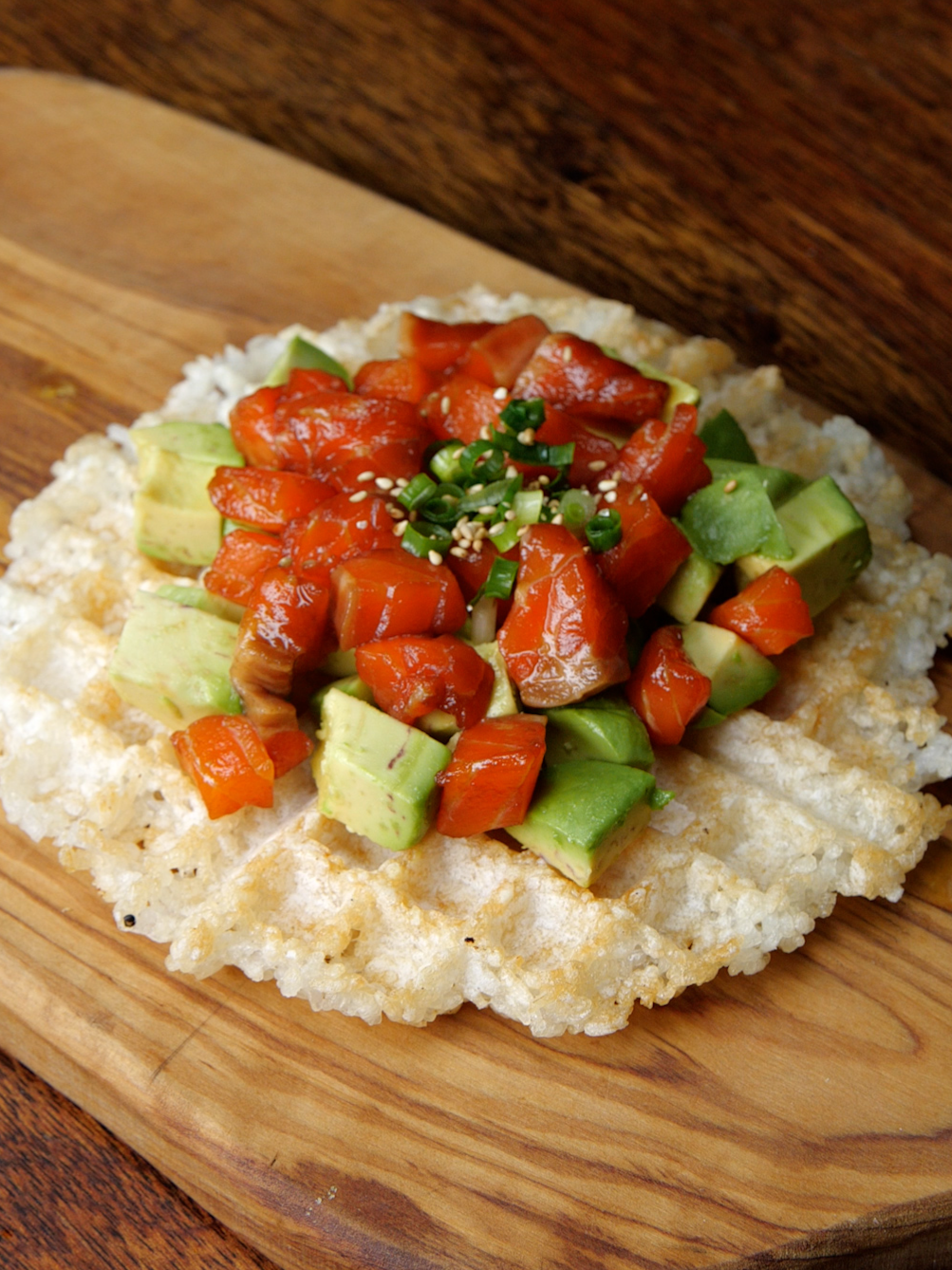 【手軽に作れる】驚きの寿司ワッフル / Sushi Waffles #tiktokレシピ #簡単レシピ #寿司 #ワッフルメーカー #tiktokfood #tastyjapan 2人分 材料： ごはん　2人分 Aサーモン（1センチ角に切る）　100g Aしょうゆ　大さじ2 アボカド（1センチ角に切る）　1個 万能ねぎ（小口切り）　適量 白いりごま　適量 作り方： ① ワッフルメーカーにごはんを挟んで焼く。 ② ボウルにAを入れて混ぜる。 ③ ①にAとアボカドをのせ、万能ねぎと白入りごまをかけたら、完成！ ⁡=== Sushi Waffles Servings: 2 INGREDIENTS 2 bowls steamed rice A 100g salmon sashimi (diced into 1cm pieces) 2 tablespoons soy sauce 1 avocado (diced into 1cm pieces) Chopped scallions, as needed Roasted white sesame seeds, as needed PREPARATION 1. Cook the rice in a waffle maker. 2. Mix the salmon with soy sauce in a bowl. 3. Place the salmon (2) and the avocado pieces on the rice waffle (1). Sprinkle the sesame seeds and chopped scallions on top. 4. Enjoy!