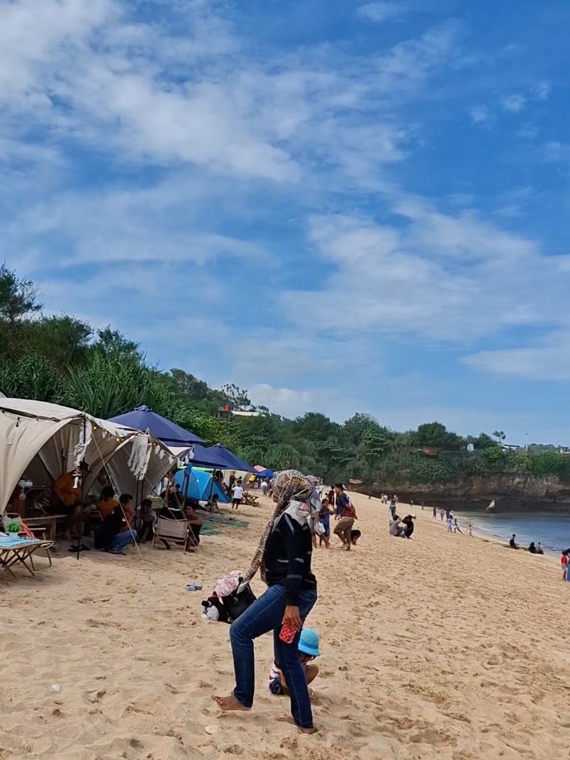 Suasana Pantai Watukodok siang ini terpantau ramai luurr.. (9/6/2025). Bus bus pariwisata masuk kawasan parkiran pantai watukodok. Selamat Berlibur. #updatedisini #update #pantaiwatukodok #gunungkidul #jogja #yogyakarta  #yogyakartaistimewaa #longweekend #fyp #jogja24jam #fypツ #gunungkidul24jam #gunungkidulupdate #fyppppppppppppppppppppppp #viral 