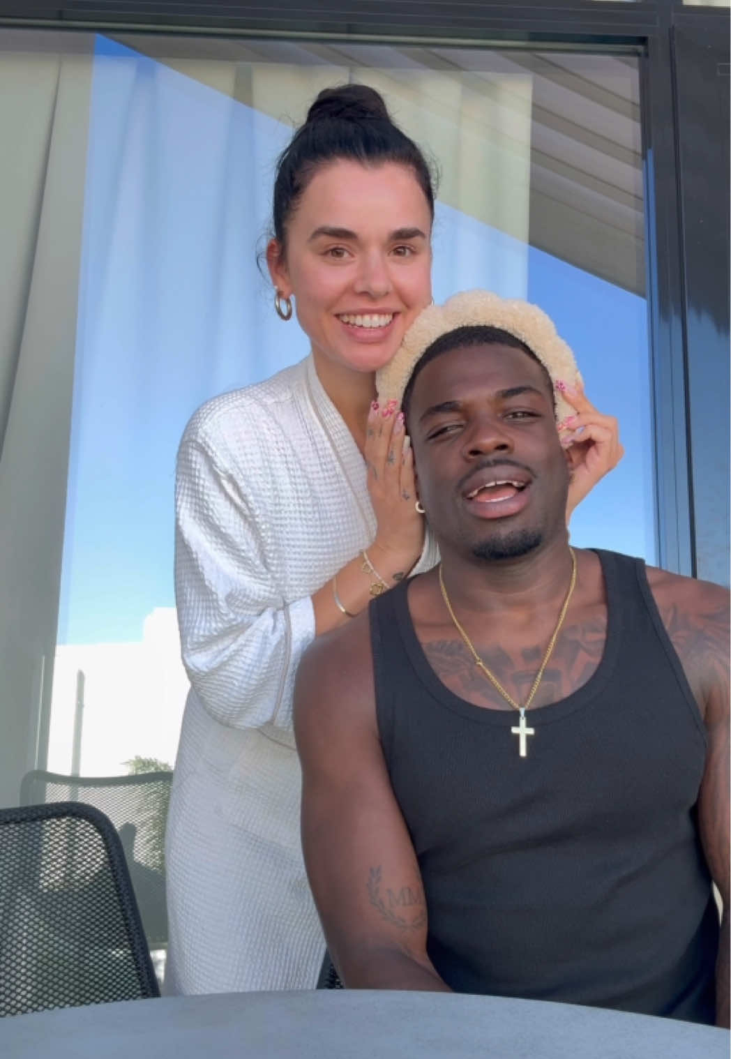 Werbung | Das ist euer Zeichen, euren Boyfriend mit in eure Skincare zu integrieren 😁 Skincare muss nicht aus zehn verschiedenen Steps bestehen, mit der feuchtigkeitsspendenden Gesichtscreme mit LSF 50 von @CeraVe ist unsere Haut bestens versorgt 🤞🏼 Übrigens kann ich euch wirklich nur empfehlen, jeden Tag einen Lichtschutzfaktor zu verwenden, eure Haut wird es euch danken 🤍✨ Wie wir wissen ist jede Haut individuell, bei CeraVe findet ihr aber für jeden Hauttypen das passende Produkt 🫶🏼 #ceravedeutschland #ceraveskincare #cerave #developedwithderms