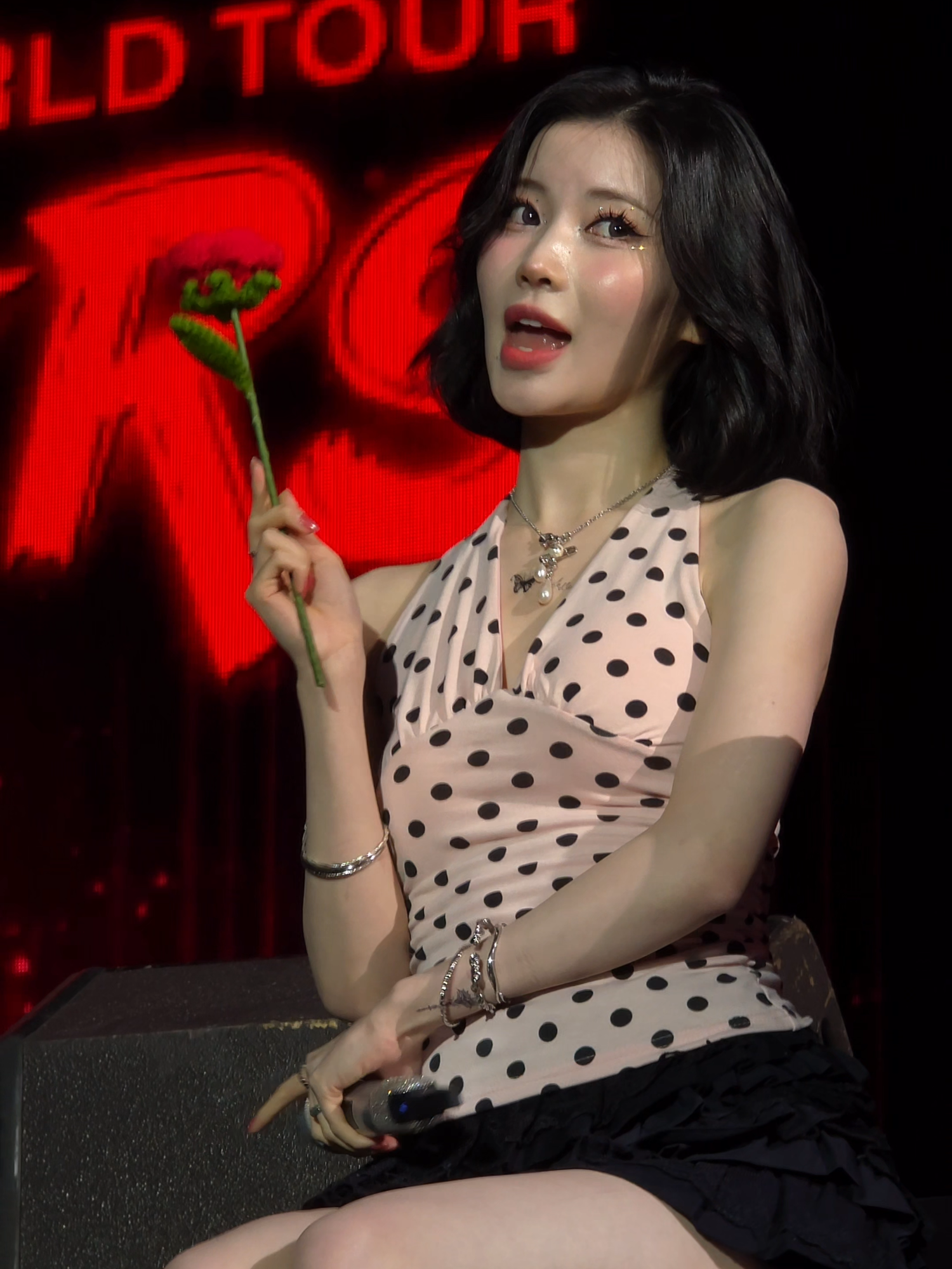 sound check day 2 ได้ให้กุหลาบน้องอาสะด้วยหล่ะ #hello_monsters_bkk #베이비몬스터  #babymonster #rose #アサ #asa #enamiasa 