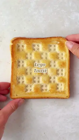 Lego toast is a thing now?! Just press a Lego brick into your bread, toast until golden and spread with butter. Such a fun and easy snack – especially if you love Lego 🧱🔥 #legosnack #toasthack #easytoastideas #snackinspo #funwithfood #snacktrick