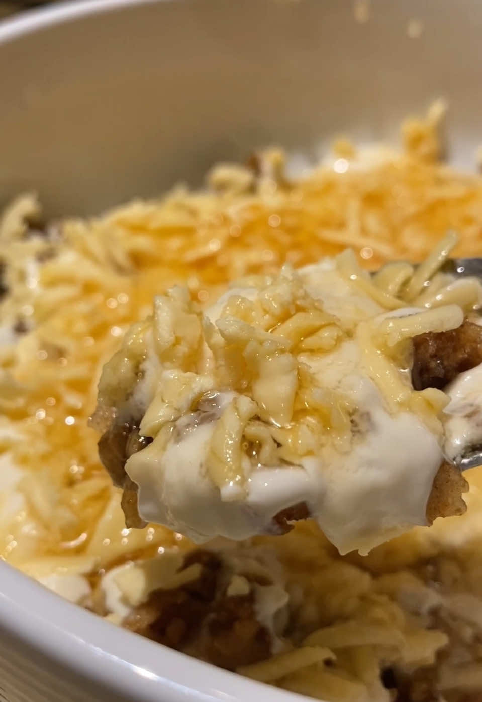 عريكة ملكي 👑  او فتة تمر في رواية اخرى  المقادير للعجينه: نص كوب دقيق بر 67g ربع كوب دقيق ابيض 33g رشة ملح ثلث كوب مويا 75g للفطيره: ٩ تمرات  ملعقة سمنة ( ممكن تستبدل بزبده بس نكهة السمنة افضل) للاضافات: علبة قشطة جبنه شيدر عسل ارشادات وملاحظات: - يفضل ترك العجينه ترتاح من ١٥ الى ٦٠ دقيقة، بس اذا مستعجلين مو شرط تريحوها ( انا ما ريحت عجينتي اللي في الفيديو ) - ممكن تضيفو شوية دقيق للعجينة لو كانت تلصق كثير، لانو انواع الدقيق تختلف، بس بشكل عام هيا المفروض تلصق بس مو كثير. - وقت فرد العجينه خلو سمكها من نص سانتي الى سانتي، لا تخلوها مره نحيفه، لاننا حنقمرها بزياده عالنار، ولو كانت نحبفه حتطلع يابسه. - وقت الفرم ممكن تفرموها على دفعات لو كانت مساحه الفرامه عندكم صغيره. وبس والله اذا وصلتو لهنا حاب اقلك يعطيكم العافية 💚 #cooking#Recipe#food#dates #طبخ#وصفة#عريكة#تمر#فتة#فطور