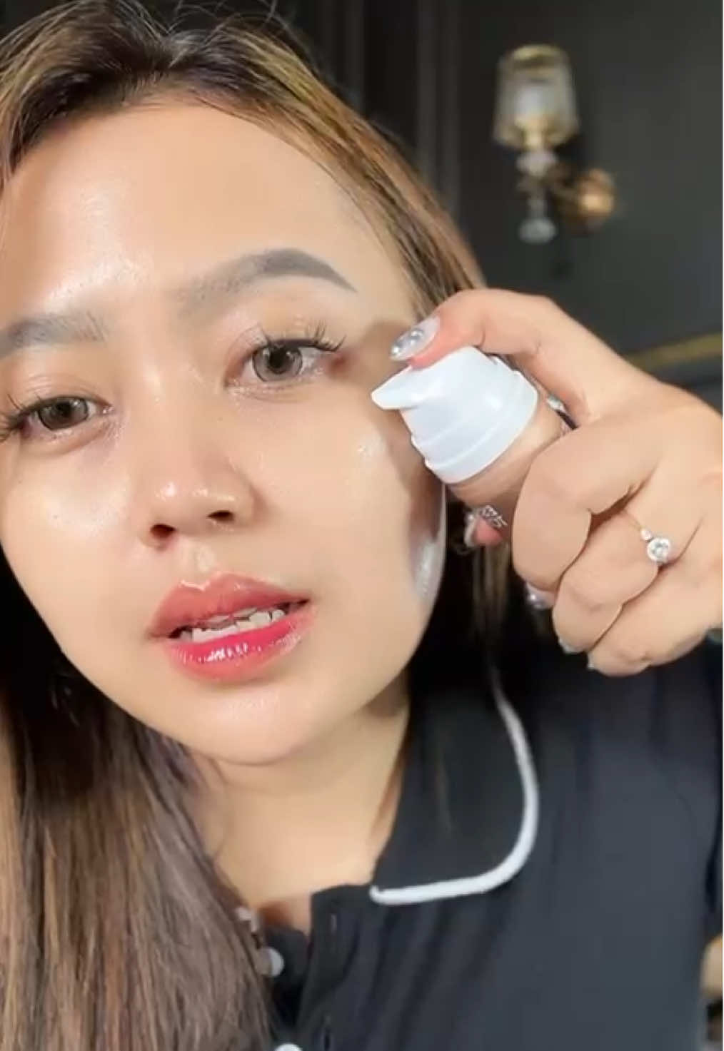 Kulit lembap, sehat, dan makin glowing? That’s the power of our Essence Toner!✨😍 Essence toner dari MK SKIN ini punya tekstur ringan yang cepet meresap, nggak lengket, dan bikin kulit terasa lebih sehat dari pemakaian pertama. ✨ Diperkaya dengan kandungan yang bantu: ✔️ Melembapkan dan menenangkan kulit ✔️ Menyeimbangkan pH kulit ✔️ Menyempurnakan langkah awal skincare routine kamu Wajib dicoba buat kamu yang cari toner multifungsi dan gentle di kulit 💛 #MKSKIN #EssenceToner #TonerLembap #SkincareReview #MKSkinReview #KulitSehatAlami #Lactobacillus #Galactomyces #Panthenol #Trehalose #4dhyaluronate 