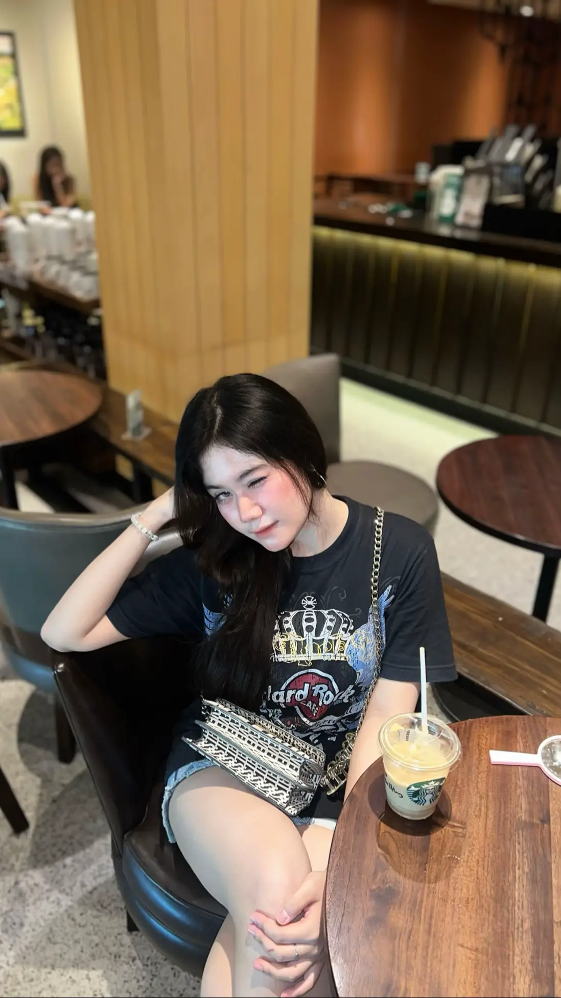 papa w/ the girls🖤