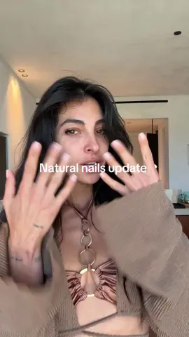Natural nails journey update - ad  Beste beslissing ooit was om mijn natuurlijke nagels weer te laten leven, ze kort te houden en geen lampen meer te gebruiken. Het was even wennen want ze waren erg broos, maar dat gaat elke week beter.  Én het betekent dat ik kan experimenteren met allerlei kleurtjes, thuis op mijn gemak. Deze week: de nieuwe @essie Riviera Rush collectie 💕 #naturalnails #essie #essielove #ciaoessie #rivierarush 