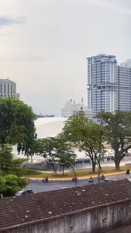 Naik kereta bandara sambil nikmatin pemandangan Medan ke Kualanamu 🚆✨ #KeretaBandara #MedanView #RailinkVibes #HealingNaikKereta #KAI 