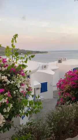 Where to stay in Ilocos? Check out this santorini inspired resort in Ilocos Sur- Vitalis Villas. #ilocos #wheretostay #hotel #airbnb #santorini 