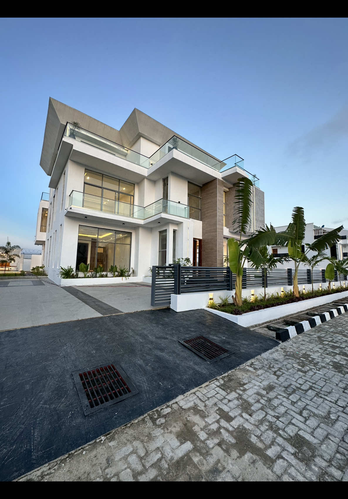 Tag a Buyer to buy this 5bedroom detached house at Superiteafrica.ng which is going for just 1.680Billion Naira 🤑 Tag a Buyer 😁 LOCATION📍: Osapa London , Lekki  Land Size: 827sqm Title Doc: C of O & Building Approval Call or WhatsApp +2347051883525 +2348139528208 • •  • #fyp #mansion 