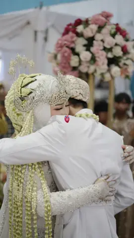 Yaallah jadikanlah suamiku sebagai pemimpin yang bijaksana bagi keluargaku dan selalu berada dalam lindungan-Mu. Ini adalah momen paling tersedih dan terharu dipernikahan kami kemarin, karna kami mengingat perjuangan kita berdua sampai bisa menjadi pasangan insyaallah dunia dan akhirat😭🫶🏻🥺 #CapCut #fyp #CapCut #goviral #trending #foryou #sigersunda #foryoupage #nikah #adatsunda #wedding 