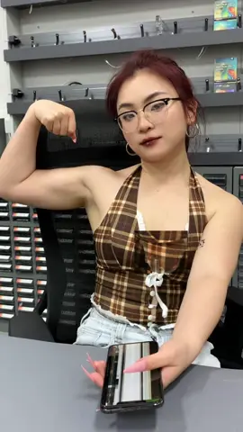Muscle girl can fix phone easily 💪#mobilerepair #brokenphone #fypシ #repairgirl #lcd 