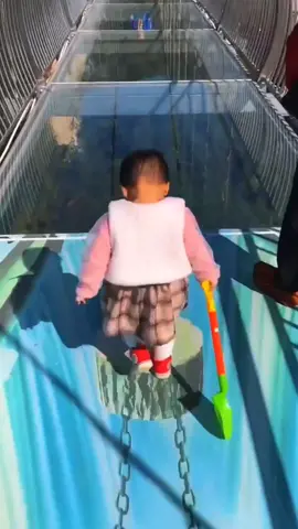 এই কিউট বাচ্চাগুলো কাচের ব্রিজে উঠে ভয় পাচ্ছে 😂 #tiktok #foryou @#foryou 