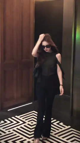 Thích cái cuộc sống ở hiện tại. Công việc trì hoãn, tình duyên lận đận. Thôi thì kệ mẹ số phận đi. #retrolady_corner #outfits 