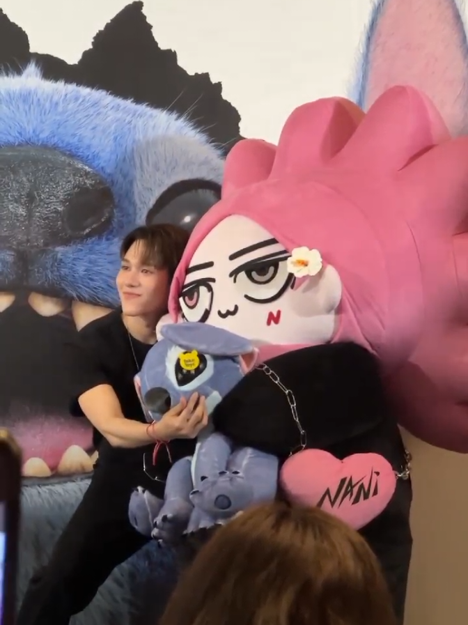 အရင်ကတော့ခွန်နာနိကိုအကိုဇုန်ထဲထည့်ထားတာ ခုတော့ပါးပါးဇုန်ထဲထည့်ထားချင်သွားပီ neona လေးလိုကပ်ချွဲချင်လို့🤭@hirunkit_ #skynani #skywongravee #nanihirunkit #iminaskynani #neona 