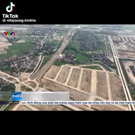 🎓 Hàng triệu cư dân - hàng trăm nghìn sinh viên sẽ đổ về Hà Nam? 📍 Sự kiện khởi công Đại học Nam Cao – trường đại học trọng điểm, kết hợp cùng khu nhà ở xã hội và khu đô thị đại học hiện đại do Sun Group phát triển, đang mở ra một chương mới cho kinh tế - giáo dục tỉnh Hà Nam. 🌆 Sun Group kiến tạo một hệ sinh thái hoàn chỉnh tại Sun Urban City Hà Nam: 	•	Khu đại học quy mô hàng đầu miền Bắc 	•	Nhà ở xã hội liền kề – tiện nghi, giá hợp lý 	•	Hệ thống dịch vụ, thương mại, y tế, giáo dục đồng bộ 	•	Hứa hẹn thu hút hàng triệu sinh viên, giảng viên và chuyên gia về học tập – làm việc – an cư 🚀 Đây là bước đệm đưa Hà Nam trở thành: ✅ Trung tâm đào tạo mới phía Nam Hà Nội ✅ Đô thị vệ tinh phát triển mạnh mẽ ✅ Thị trường bất động sản tiềm năng cho đầu tư và cho thuê sinh lời ổn định 📊 Với tầm nhìn dài hạn, bất động sản khu vực quanh Đại học Nam Cao – Sun Urban City chắc chắn sẽ là “điểm sáng đầu tư” trong 3–5 năm tới. 📌 #HaNam #SunUrbanCity #DaiHocNamCao #batdongsan #sinhvien #dothimo #sungroup #dautu