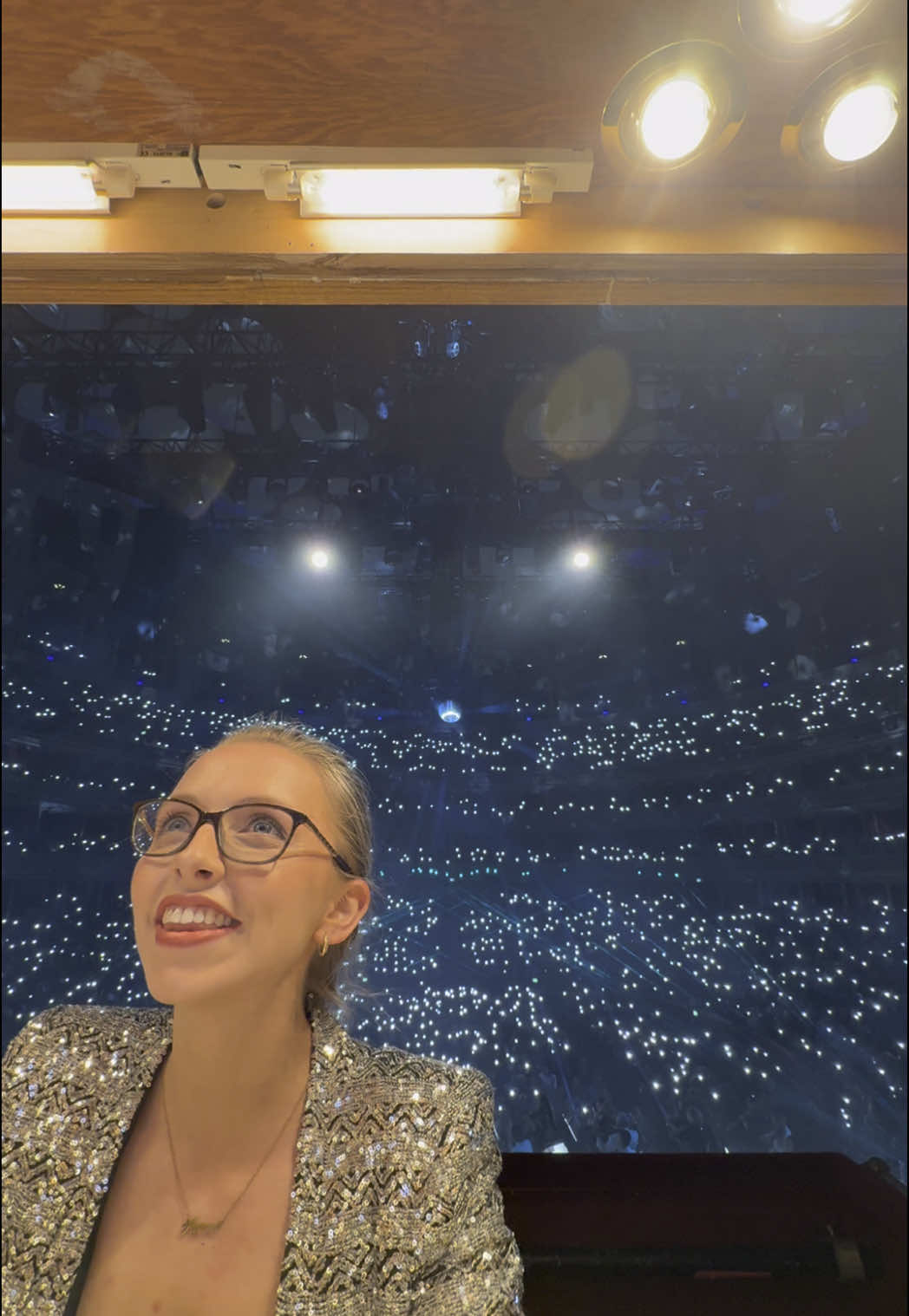 Shoutout to the audience for being absolutely on it with following their cue 🥹 this sight is just magic every time. @Royal Albert Hall @RG Live #organ #organtok #pipeorgan #organist #interstellar #royalalberthall #zimmerwilliams #hanszimmer #notimeforcaution #stay #cornfieldchase #audience #livemusic #pov 