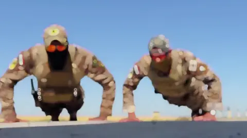 لا يوجد ما هو أكثر جمالاً من أصدقاء يقتلونك بابتسامة.