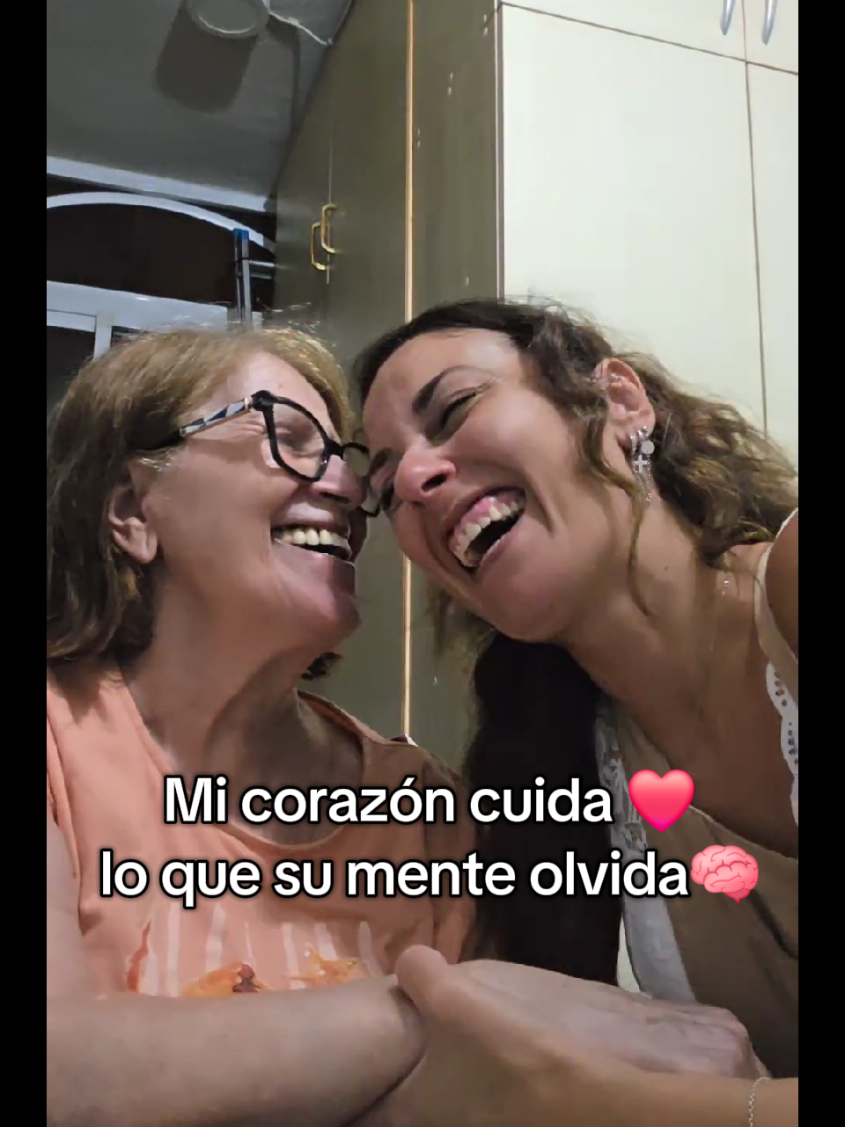 Querido Alzheimer: Y llega ese gran momento tan esperado para cualquier hijo en su lucha diaria sembrando todo el amor y el cariño en su mente tan débil y su gran corazón para tener este bello recuerdo al teletrasportarla y hacerla recordar que soy su hija... Te amo Mamá🙏❤️🧠 #parati #alzheimer #fyp #amor #gracias #mama #teamo #bendiciones 