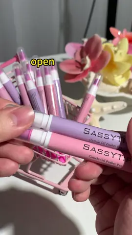 Mind. Blown. This 2-in-1 cuticle oil pusher pen is the secret to flawless fingertips! 🤯🖊️#sassytip #cuticlecare #cuticlepusher #cuticleoil 