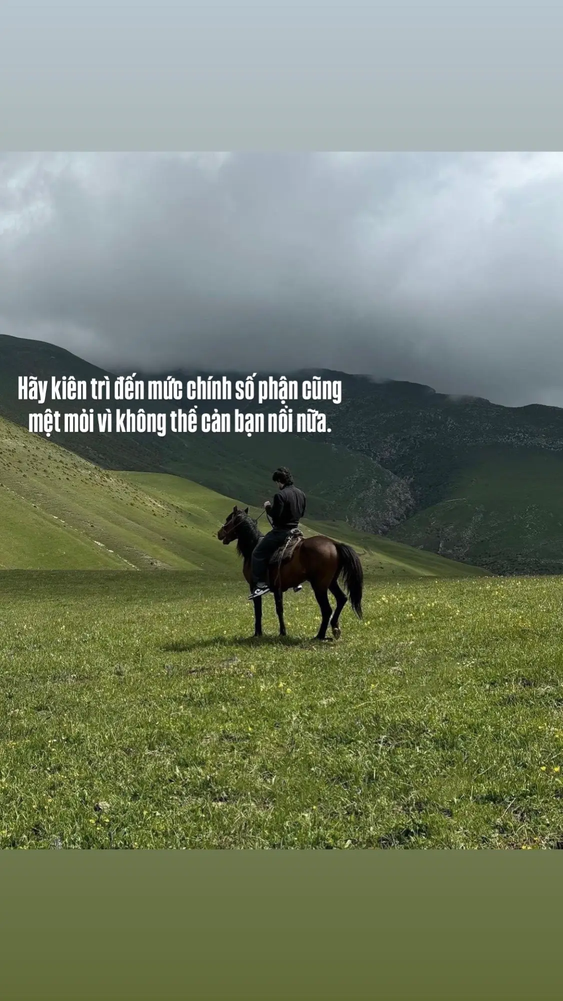 Không phải ai may mắn cũng chiến thắng. Nhưng ai bền bỉ — sớm muộn cũng khiến cả số phận phải nhường đường. Bạn không cần phải bứt phá mỗi ngày. Chỉ cần không buông tay mỗi khi mọi thứ trở nên tồi tệ. Có thể người khác giỏi hơn, nhanh hơn, có lợi thế hơn. Nhưng nếu bạn không dừng lại, bạn sẽ đi xa hơn. Số phận không sợ kẻ giỏi. Nó sợ kẻ không biết mệt, không biết bỏ cuộc, không ngừng thử lại dù bao lần thất bại. Kiên trì là khi bạn đi tiếp dù chẳng ai còn tin vào bạn, kể cả chính bạn trong vài khoảnh khắc. Là khi bạn chọn nhích lên một chút, ngay cả khi mọi thứ trong người muốn gục xuống. Cứ đi, cứ làm, cứ ngẩng đầu. Một ngày, bạn sẽ khiến cả những lực cản lớn nhất cũng phải lùi bước. Không vì bạn may mắn — mà vì bạn xứng đáng. #daretostart #caption #inspiration #startnow #dreamsandreality #quotes