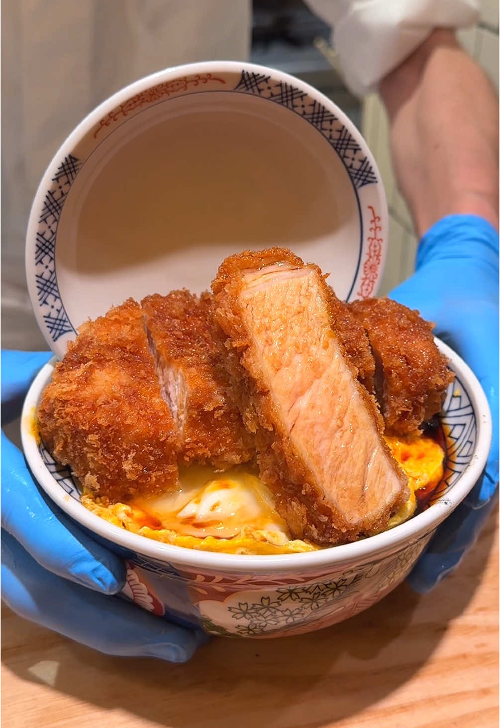 卵で閉じない極厚な焼きカツ丼！ 【とんかつ一】 @新宿（期間限定） 10日間かけて熟成させた「四元豚」を使用しており、ふわとろ半熟卵に厚切りトンカツを豪快に載せた珠玉の丼！ 噛んだ瞬間に口内に広がる肉の旨味と衣に染み込んだ甘いタレのコンビネーションがたまらない！ 6/11〜6/17まで新宿高島屋地下1Fの「cafeむにぺこ」に期間限定で出店します！ 他にも厚切りトンカツを使用したカレーも提供予定 期間中はフレンチトーストが人気のカフェ「WISE MAN COFFEE」も出店します🍞 ⏰10:30〜19:00 📍東京都渋谷区千駄ケ谷5丁目24-2 新宿高島屋地下1F  #新宿グルメ #東京グルメ #japanfood 