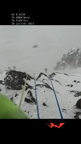 J’étais au sommet. K2. Silence total. Puis la descente. À 8300, tout s’est fermé. Le vent m’a cloué. La neige m’a effacé. Trois heures planté là. Pas un pas. Juste moi, le chaos… et le silence. #everest #chooyu #tiktoksports #k2 #highaltitude 
