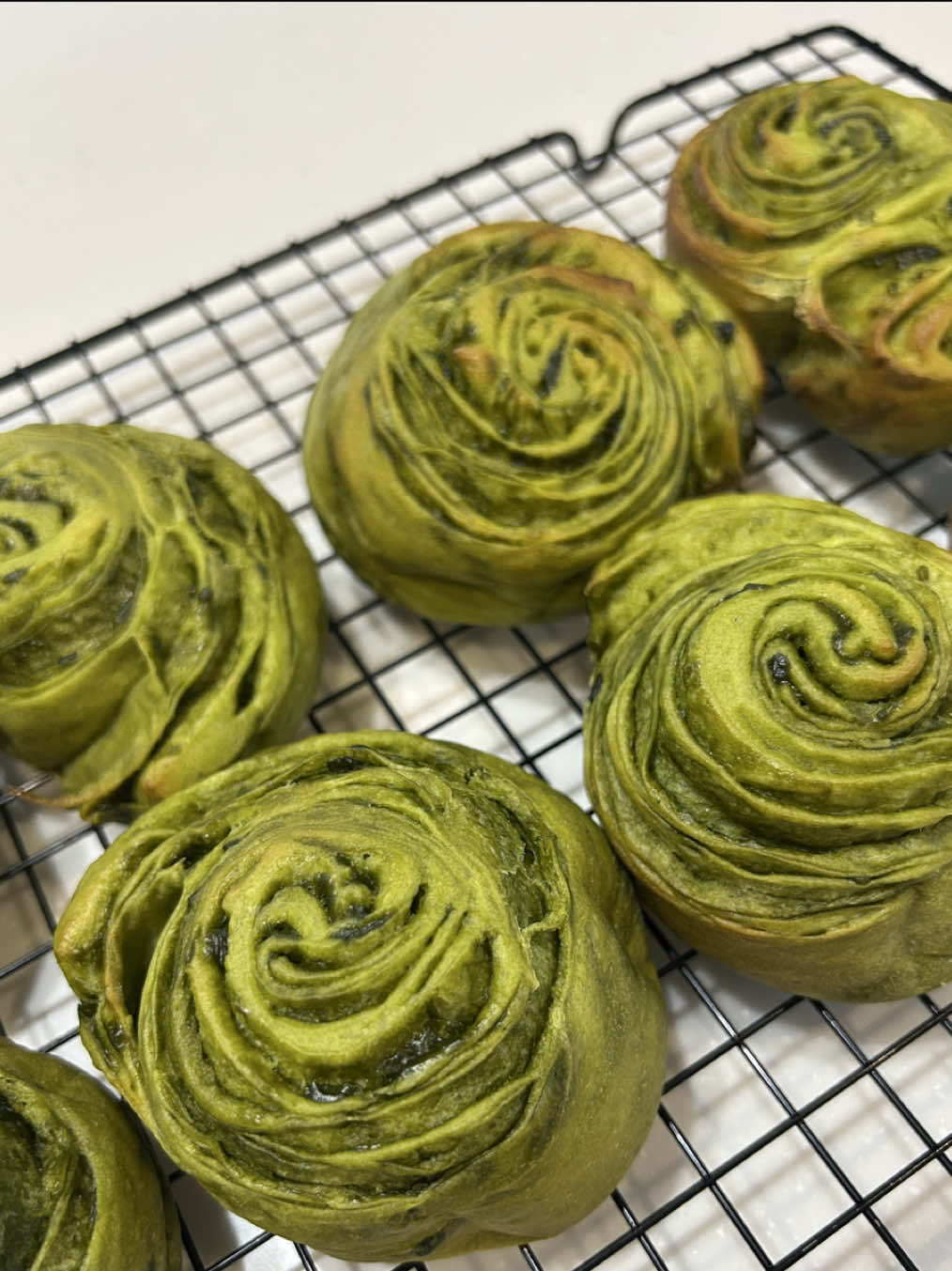 ダブル抹茶パン🍵💚 ◎材料 強力粉197g 抹茶3g 砂糖20g 塩2g イースト3g バターミルクパウダー9g 牛乳145g バター20g •抹茶シート 薄力粉15g 抹茶7g 砂糖25g オリゴ糖30g 牛乳85g 600W 1分×3回＋30秒 #パン#夜ご飯 #セルフネイル #主婦vlog #子供のいる暮らし #手作りパン #パン作り #ごはん記録 #こんだて #パン作り記録 #パンレシピ #主婦の日常 #抹茶パン#折り込みパン#抹茶#Vlog#japanesefood #빵#youtube#bakery#bakeryvlog