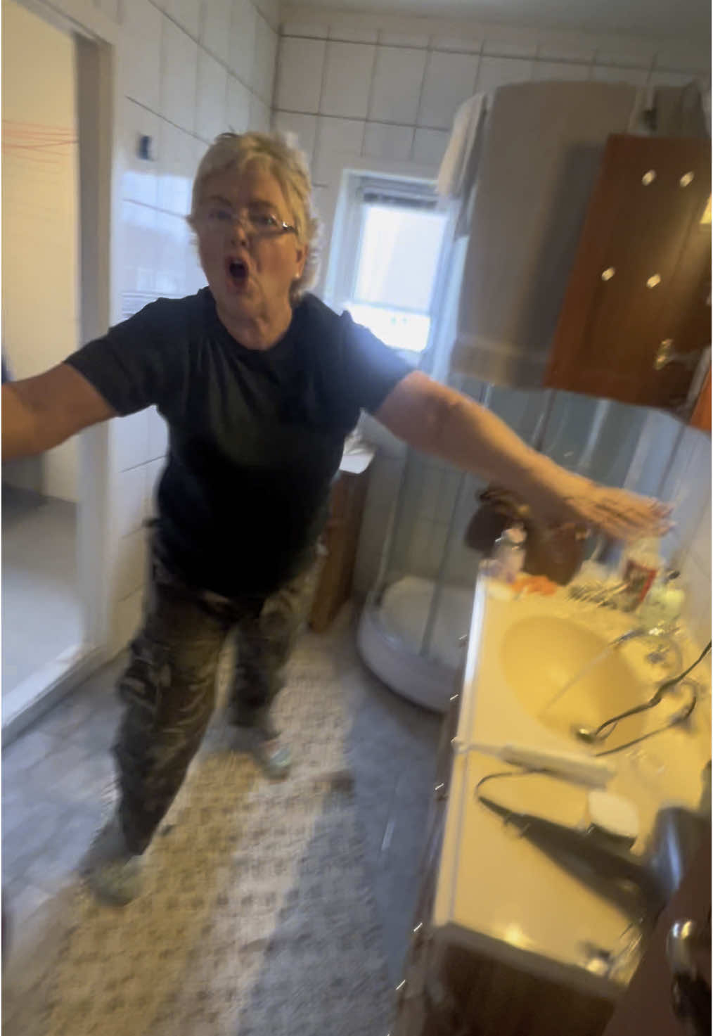 SHE CHASED ME DOWN!! 😆 #fyp #jumpscare #tiktoknorge #norway #mom 