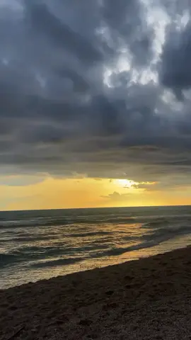 satu katanya dikolom komentar 😁 #soundindia #indiasadsong #sunset #senja #sunsetbeach #fyppppppppppppppppppppppp #fypdong @Caramell🍭 