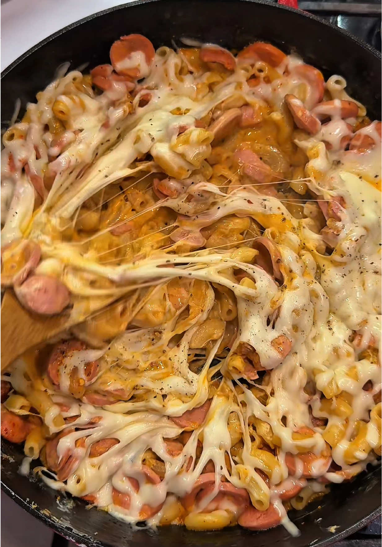 ✨ Быстрый и вкусный ужин за 15 минут! Обожаю такие простые рецепты — минимум усилий, максимум вкуса 😋 🍳 Готовим: 	1.	Обжариваю 🧅 лук 	2.	Добавляю 🌭 сосиски, нарезанные кольцами 	3.	Кидаю 🧀 творожный сыр 	4.	Немного 🌶 паприки и 🍅 томатной пасты 	5.	Добавляю 💧 стакан воды, тушу пару минут 	6.	Забрасываю 🍝 отварные макароны 	7.	Посыпаю 🧀 сыром — и готово! 🔥 Очень вкусно! Обязательно попробуйте 🙌 #вкусноипросто #рецептужина #идеядляужина #домашняяеда #простыеблюда