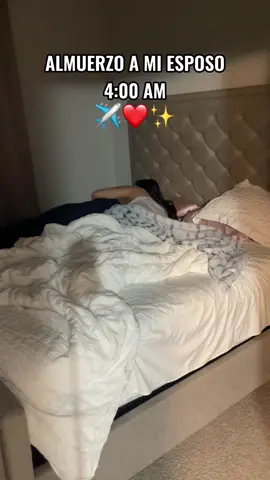Claro que lo hace cuando me quedo hasta altas horas de madrugada estudiando o realizando trabajos de mis estudiantes me trae el desayuno en la cama 💑😚❤ y esos detalles tan originales me encantan siempre con una sonrisa timida y amable su bondad me enamora me encantó este semana largo ahora iré a trabajar ya mejor del pie izquierdo ya puedo caminar con normalidad y correr este sábado jugaré ⚽ mucha terapia y dedicación te amo por que siempre estas pendiente 😊