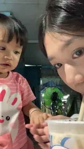 2 Dì cháu mukbang ly trà sữa #xuhuong #embe #badi