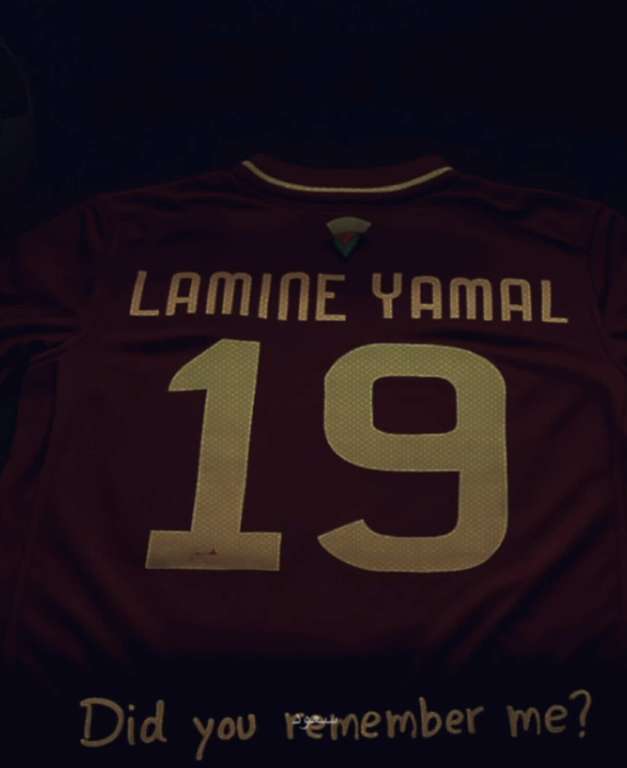 وهو في ربيع عمره، أحرق هذا المراهق الصغير  كبرياء مدريد، وداس على أوهامهم، واستقرّ في عقولهم سكناً لا يُزاح  - صار اسمه هاجساً يؤرّقهم،لم ينتظر المجد، بل اقتحمه، كلما لمس الكرة، اهتزّت مدريد، عرفوا أن الذلّ قادم. لم يطلب الاحترام، بل انتزعه، ولم ينتظر الاعتراف، بل فرضه  - هذا كابوسٌ حل على مدريد قبل أن يبلغ العشرين فماذا بعد ؟ #lamineyamal #barcelona 