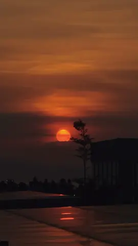 oh, to be heard, to be cared for and to be loved — that genuine and peaceful love 🧡🍊 can’t wait to experience that kind of love — a love that would never make me feel hurt, unwanted, or unseen. #maki #kahelnalangit #fypシ゚ #sunset #kahel @Maki *ੈ✩‧₊˚  📍MOA Sky 📸 iphone 14 pro max (raw)