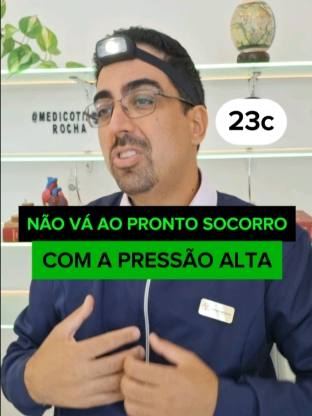 t23aLEIA LEGENDA e Saiba os 5 erros mais perigosos no tto da pressão e entenda pq pressão é a doença q mais mata Assista a Lista reprodução“pressão alta” abaixo do vídeo Dúvidas lá no W*A,T,S*respondo SEGUEM OS 5 ERROS: 1- Tomar remédio depois do café é um erro pois o café pode sair mais tarde ou nem ter café e a pessoa não tomar o medicamento;  2- Os diureticos causam um efeito rebote e quando acaba seu efeito a pressão pode subir e ficar mais alta que antes do diurético e seu uso em excesso pode “desidratar” os rins; 3- Não medir a pressão é um perigo pois a maioria das crises de hipertensão são silenciosas; 4- No Brasil existe muita diferença na eficiência dos medicamentos entre os laboratório, se mudar a marca a pressão pode descontrolar; 5- Não tomar remédio quando ela está normal causa um aumento de pressão no dia seguinte pois a concentração do remédio no organismo abaixa e a pressão sobe; tomar remédio apenas quando a pressão está alta é perigoso pois espera ela subir para tomar e nessa subida o pior pode acontecer.  Segundo o ministério da saúde, o Brasil tem mais de 50 milhões de hipertensos ou seja: -metade dos adultos são hipertensos; -40 milhões estão com a pressão alta; -35 milhões tem pressão alta, não sabem e não sentem nada; -mais de 2mil infartos e derrame por dia no Brasil causados pela pressão alta; -40 milhões de brasileiros morrem 16 anos antes, pois, quem tem pressão alta tem uma redução da expectativa de vida em 16 anos.  Assim, se você comete algum destes erros está correndo o risco de: 1- morrer 16 anos antes;  2- ter um AVC pois 80% dos casos de derrame são causados pela pressão alta; 3- ter um INFARTO pois 70% dos infartos são causados pela pressão alta; 4- lesionar os rins e até precisar fazer hemodialise pois 90% das insuficiências renais são causadas pela pressão alta e diabetes; 5- demência na 3° idade pois quem tem pressão alta tem 45% mais chances de ter demência;  6- problemas graves de visão como descolamento de retina, retinopatia Hipertensiva podendo chegar a cegueira.  7- Amputações de membros pois 80% dos casos são causados pela pressão alta e diabetes;  Compartilhe esse conteúdo aperte seguir e bora salvar vidas 💪