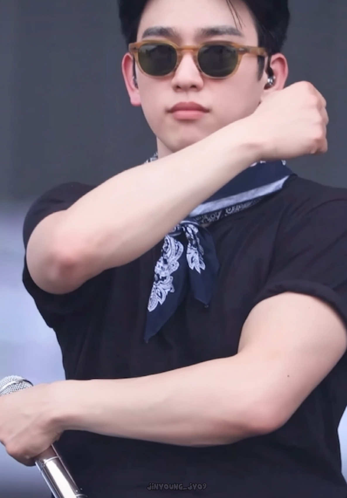 ”โดนของเกาหลีเข้าแล้วฉัน“😳จินยองกับแว่นอันโปรดของเขา แล้วคาดผมอีก🔥ตายๆจินยองหล่อมาก กรี๊ดดด🤭#JINYOUNG 