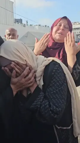 Cukup kalian pecundang... Cukup kasihanilah kami.. Tangisan para wanita di Gaza sangat memilukan , selama berbulan-bulan mereka tidak dapat mengamankan makanan paling sederhana untuk memberi makan anak-anak mereka : Roti dan Tepung.. Suara mereka gemetar dalam penindasan dan kelaparan... Anggap dia sebagai ibumu , saudarimu, istrimu. Dia menelpon dan tidak menemukan apa yang harus memberi makan si kecil. ini bukan panggilan biasa ini panggilan hidup.. #save_gaza 