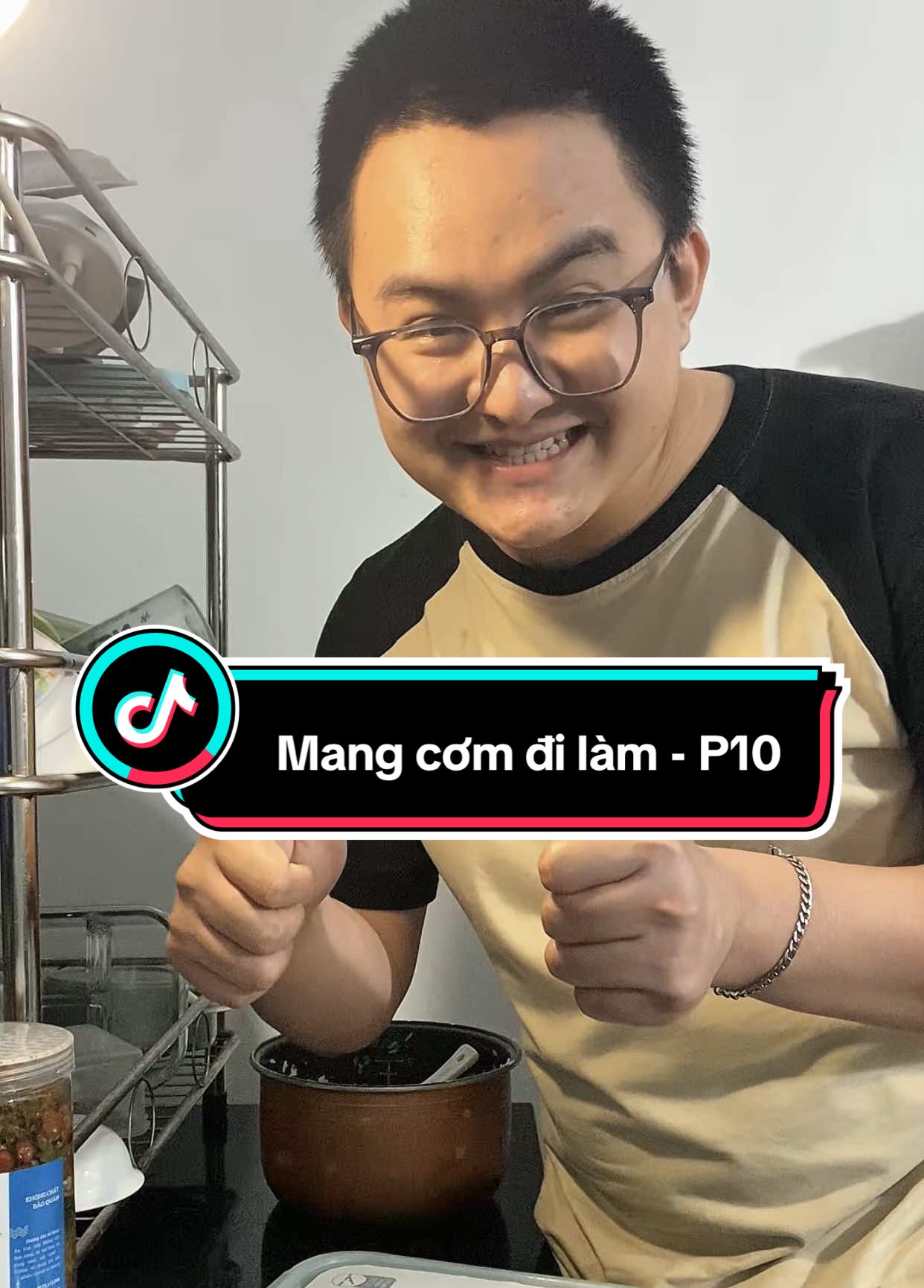 Đây là Cường 10 Yến khi tự chuẩn bị cơm cho chính mình. ✨ Thực đơn hôm nay: 1 quả trứng luộc, rau cải bắp luộc và 1 hộp cá mờm rim lạc (bảo bối của ổng) #minhemdaily #dailyvlog #naucom #mangcomdilam #cuong10yen