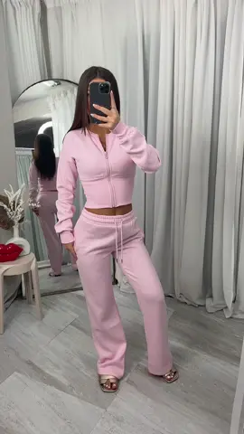 Wide leg long sleeved tracksuit . #tracksuitset #boutique #tiktokshop #airportoutfit 