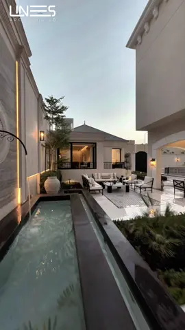 تنفيذ حوش فيلا سكنيه علي الطرازالنيوكلاسيك  تم استخدام حجر الرياض للجداريات وبورسلان اسباني للارضيات وحجر البازلت للتطعيمات بالدرج والنوافير  وجميع النباتات مستدامه #لاندسكيب #حدائق#لاينزللمقاولات@lines_l2 