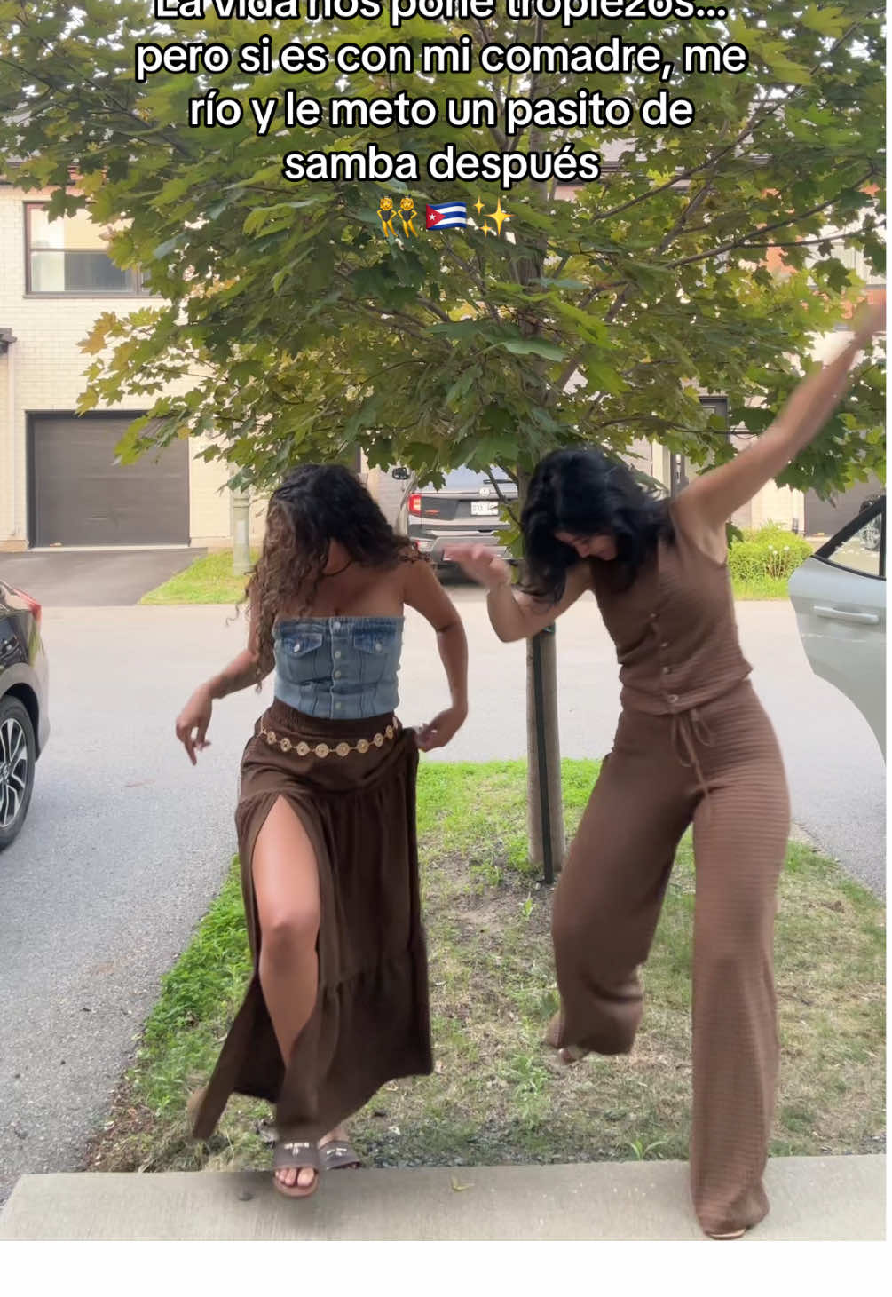 Nosotras: vamos a grabar algo cute pa’ TikTok También nosotras: nos tropezamos al mismo tiempo y decidimos bailarlo igual 😂💃🏽 @gabriela333__  . #CubanBesties #Sincronizadas #FitCheckFailsPeroCute #SazonCubano #MatchingOutfitsEnergy #besties #fail 