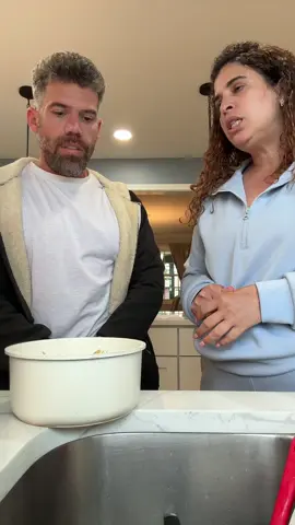 A ver si ahora si se pone a lavar los platos 🙂‍↔️😂
